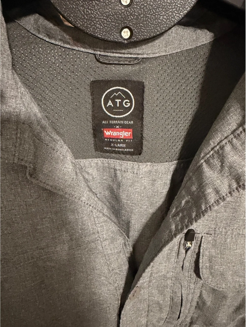 Wrangler ATG gray short sleeve button-up shirt